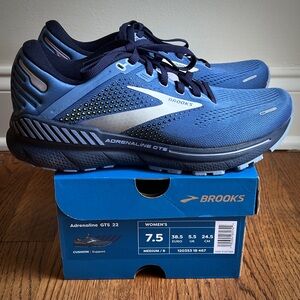 Brooks Adrenaline GTS 22 Women’s Running Shoes. Blue. Size 7.5